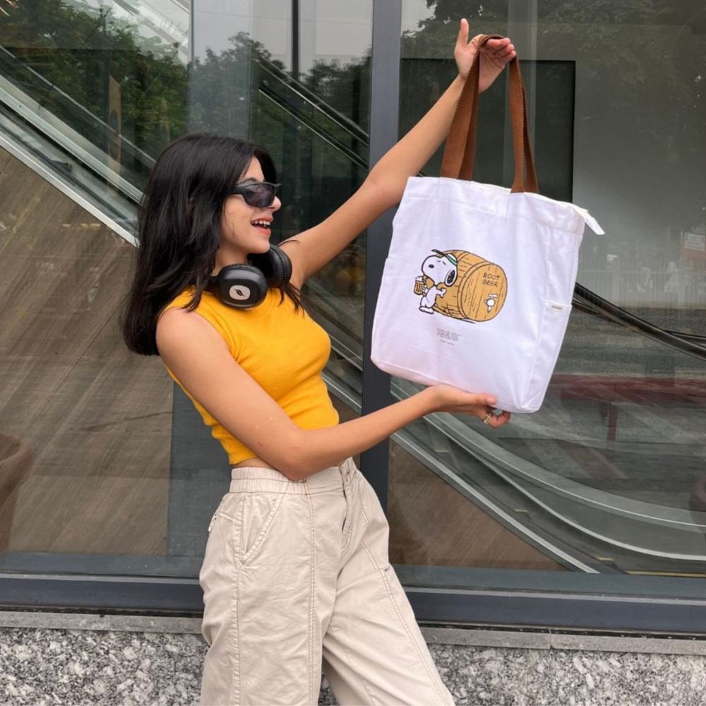 Smiling Customer Carrying Zipper Tote Bag Weekend Mood By Ecoright